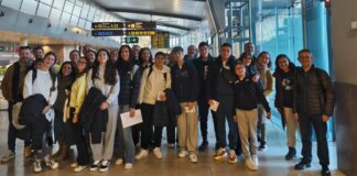 Manuela Picazo, vicedirectora del IES Sedaví, Premio Nacional de Calidad de Proyectos Erasmus+ del SEPIE Grupo de estudiantes y profesores en el aeropuerto para un proyecto Erasmus+