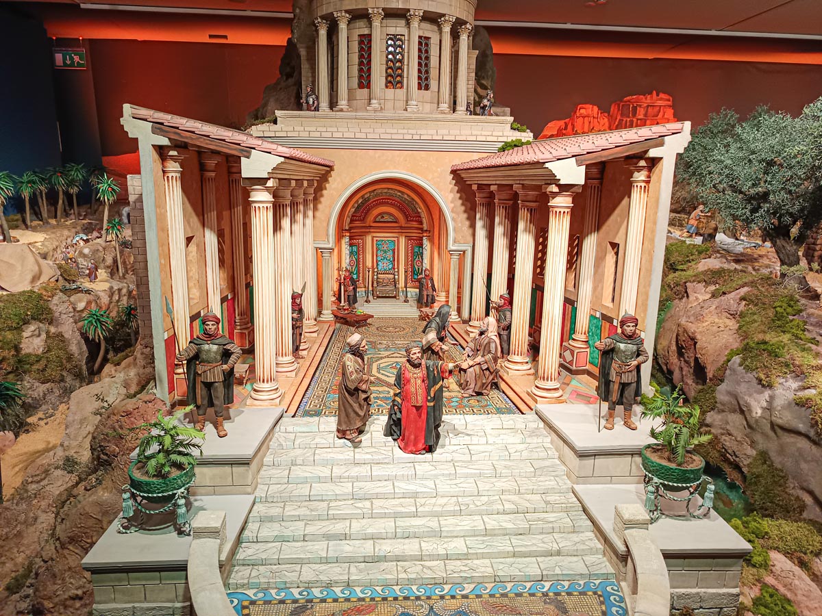 Maqueta de una escena antigua con figuras y arquitectura detallada.