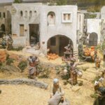 Maqueta de un pueblo antiguo con figuras de artesanos y habitantes