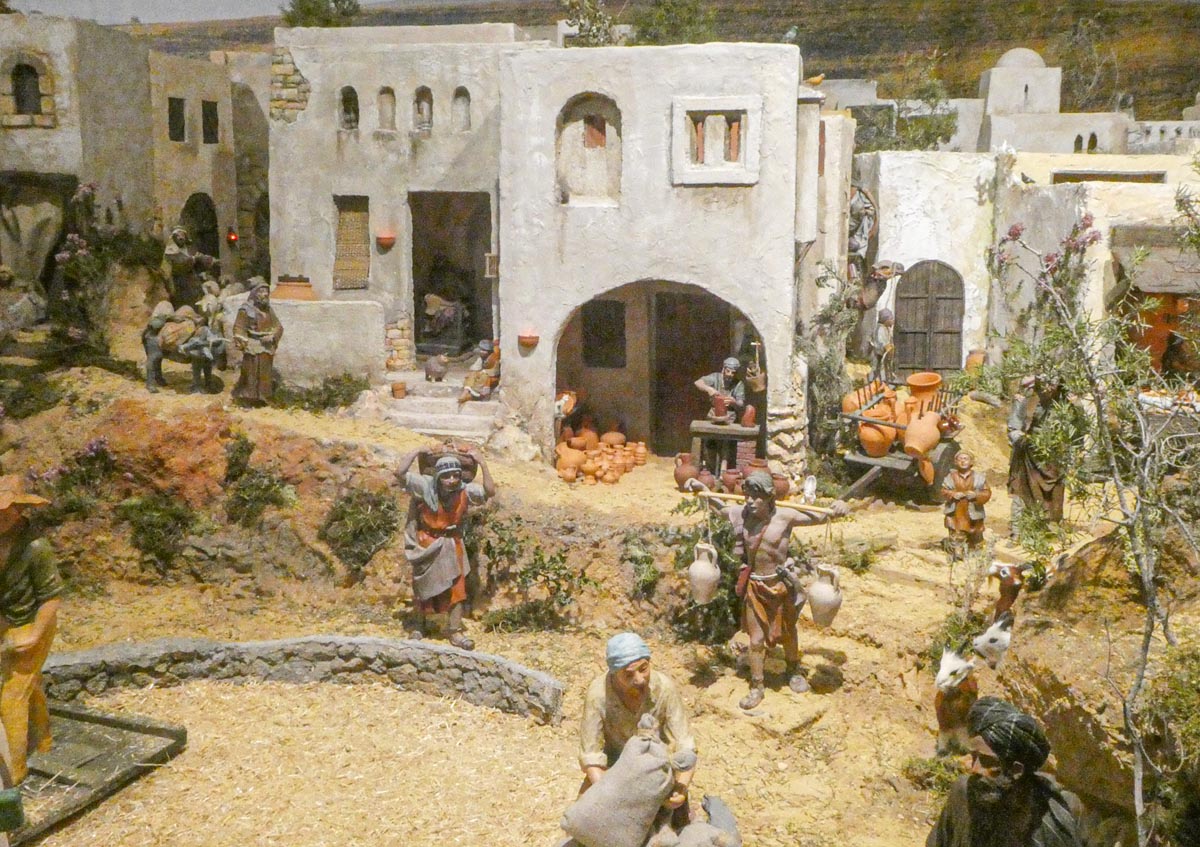 Maqueta de un pueblo antiguo con figuras de artesanos y habitantes