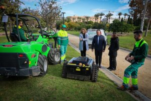 Presentación de maquinaria eléctrica para mantenimiento de jardines en Torrent