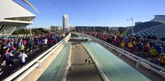 Corredores en la Marató de València con tanques de seguridad