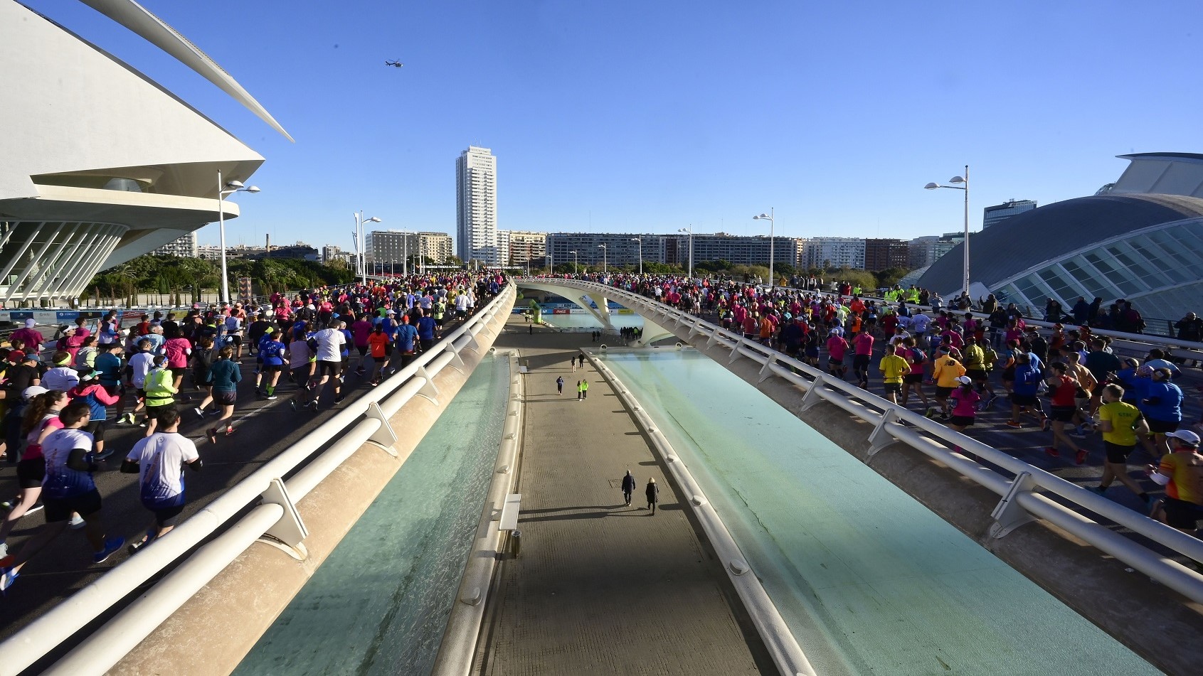 Corredores en la Marató de València con tanques de seguridad
