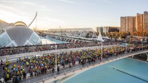 Corredores en la Maratón de Valencia junto a la Ciudad de las Artes y las Ciencias