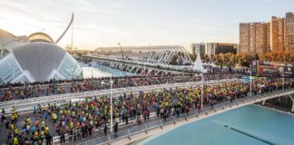 Corredores en la Maratón de Valencia junto a la Ciudad de las Artes y las Ciencias