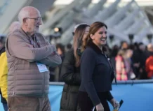 La alcaldesa de Valencia sonríe durante el Maratón 2025.