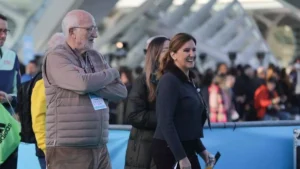 La alcaldesa de Valencia sonríe durante el Maratón 2025.