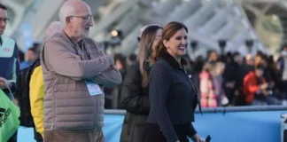 La alcaldesa de Valencia sonríe durante el Maratón 2025.