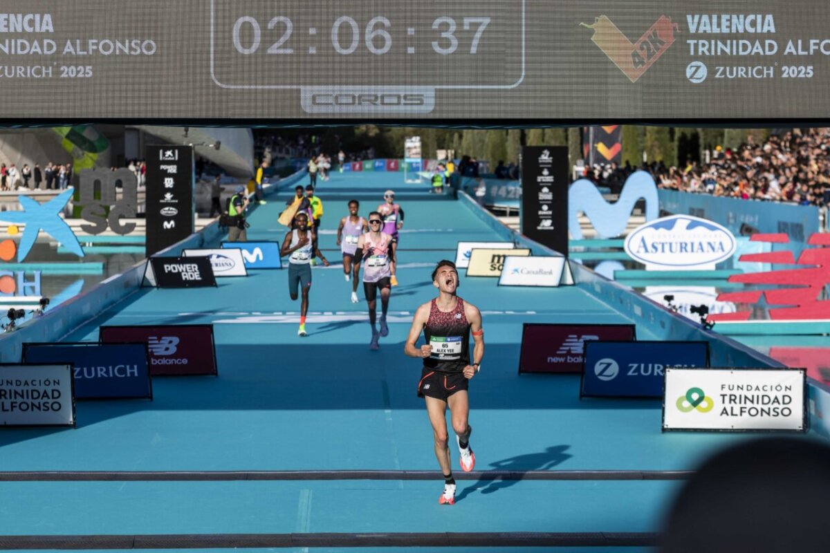 Álex Yee celebrando su llegada a la meta en el Maratón Valencia 2025