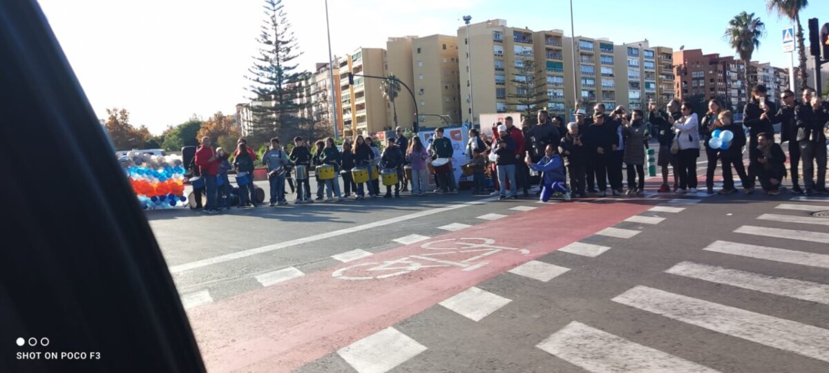 Grupo de personas animando en el Maratón de Valencia 2025