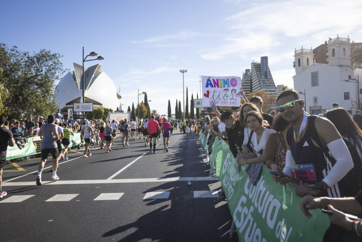 Corredores en el Maratón de Valencia 2025 con público animando
