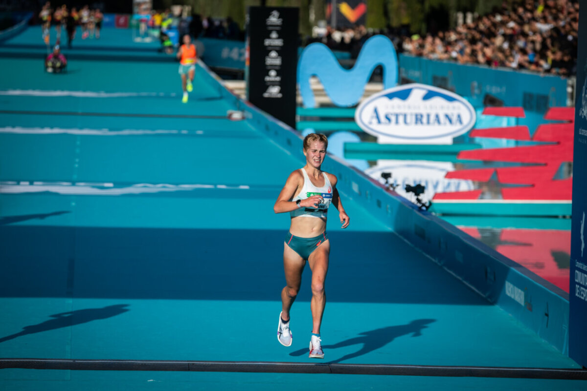 Atleta cruzando la meta en el Maratón Valencia 2025