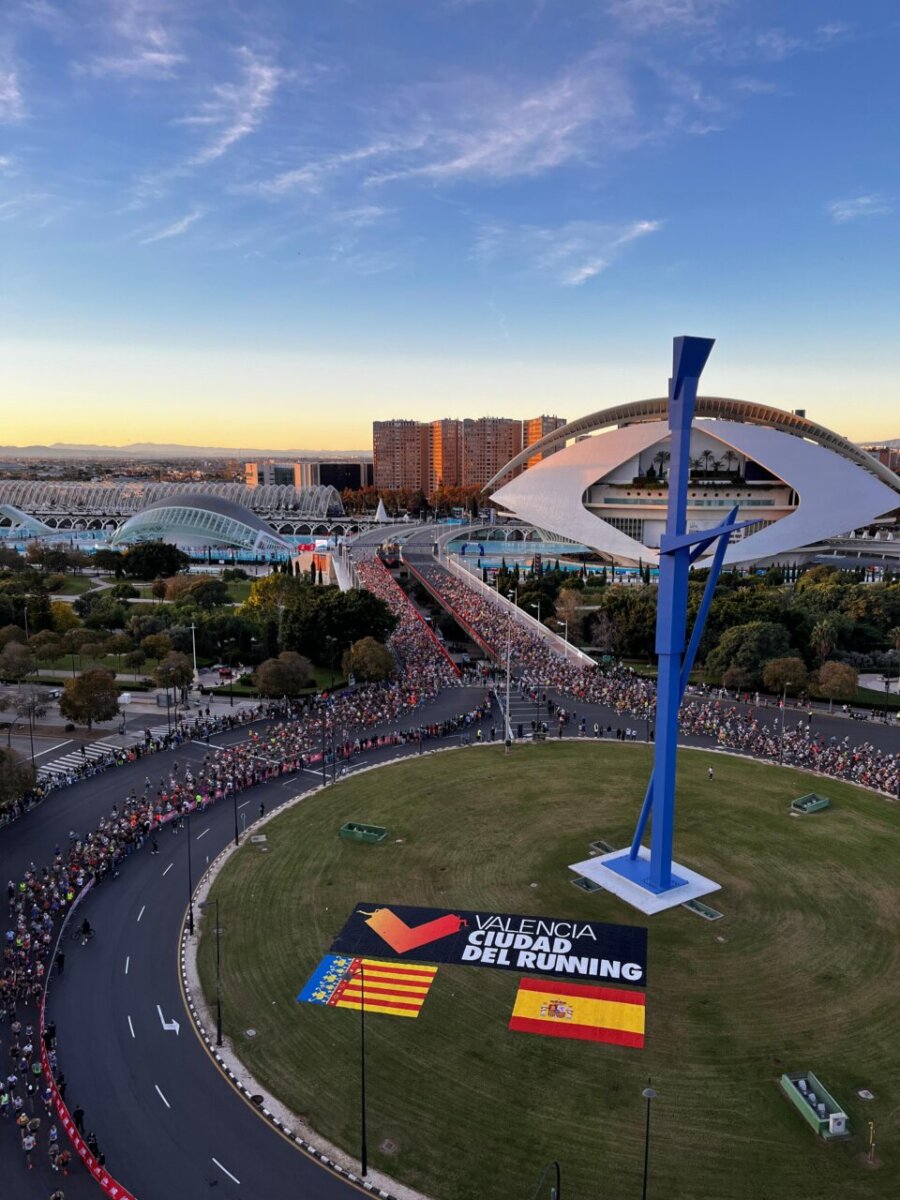 Vista aérea del Maratón Valencia con participantes y banderas