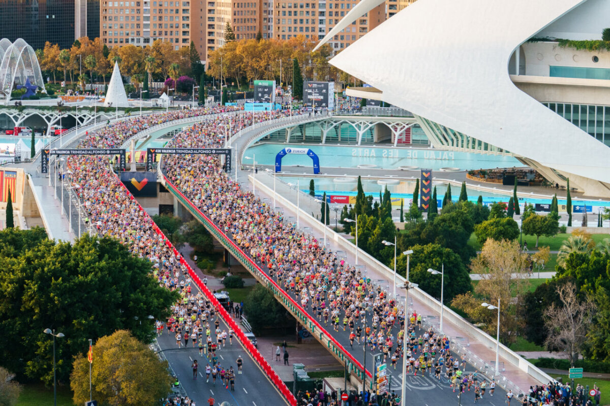 Vista aérea de corredores en el Maratón de Valencia 2025
