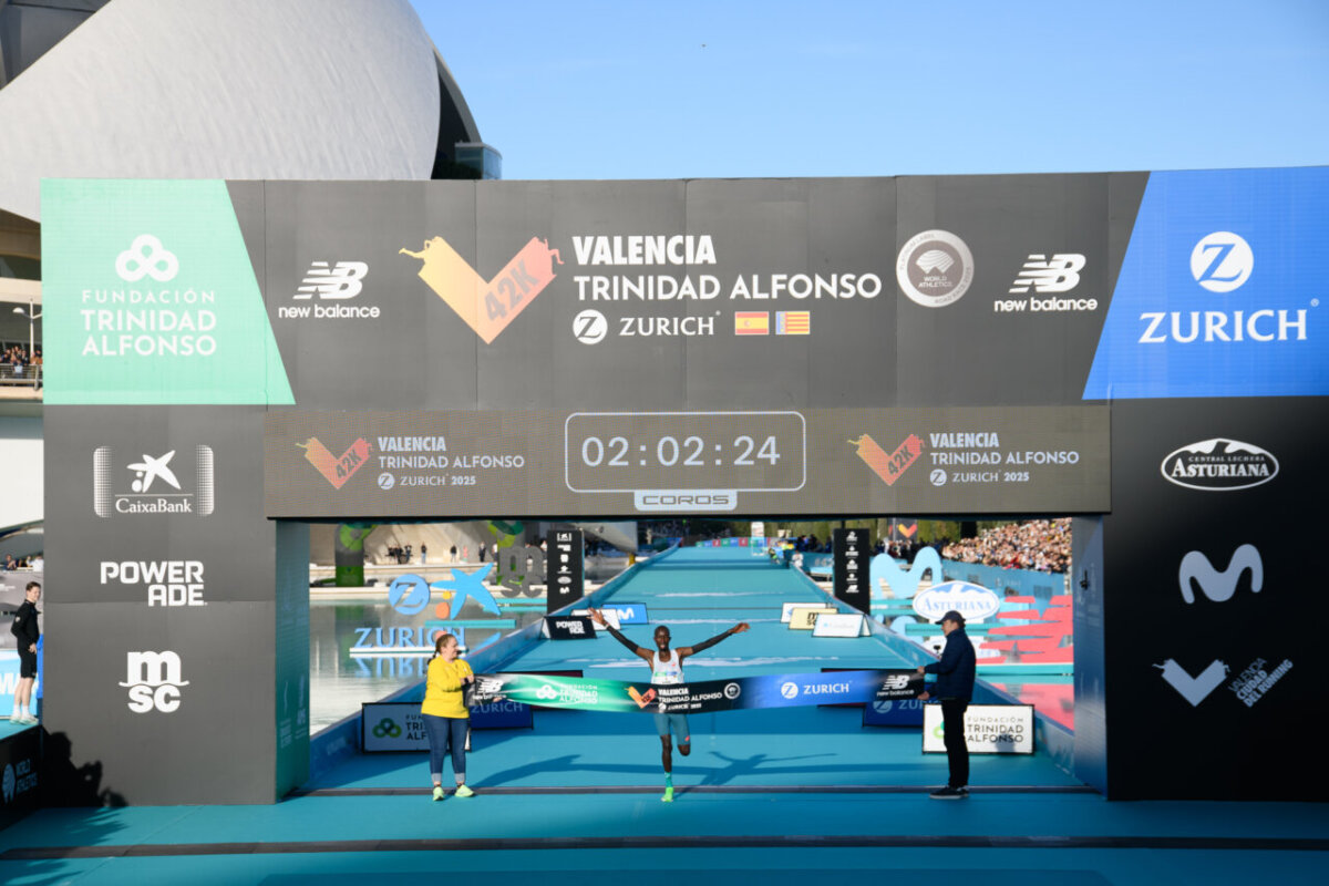 Atleta cruzando la meta en el Maratón Valencia 2025.
