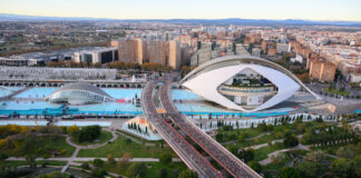 El Maratón Valencia vivió nueve récords nacionales y nuevos hitos deportivos Vista aérea del Maratón Valencia 2025 con corredores y edificios de fondo
