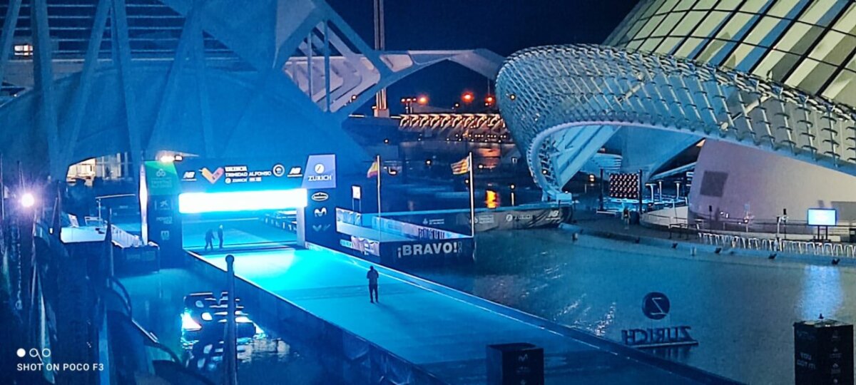 Escena nocturna del Maratón de Valencia 2025 en la Ciudad de las Artes y las Ciencias.