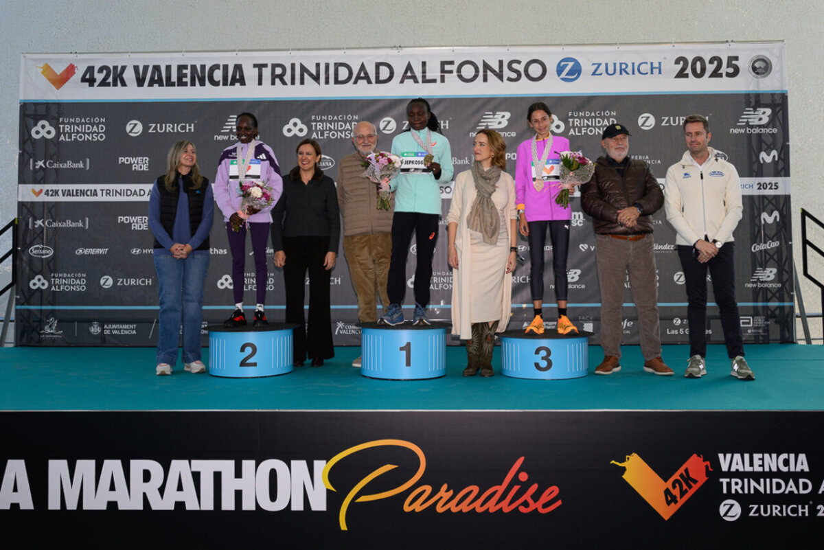 Podio de mujeres en el Maratón de Valencia 2025 con ganadoras y organizadores.
