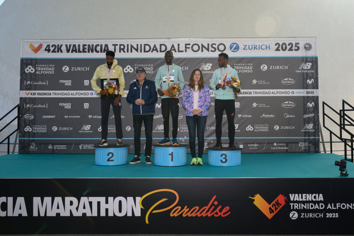 Podio de ganadores del Maratón de Valencia 2025 con corredores y organizadores.