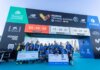 Grupo de personas celebrando en la meta del Maratón de Valencia 2025