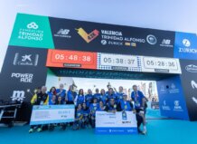 Valencia celebra un Maratón histórico con marcas de élite y un mensaje unánime: la ciudad es el gran templo mundial del running Grupo de personas celebrando en la meta del Maratón de Valencia 2025