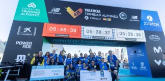 Grupo de personas celebrando en la meta del Maratón de Valencia 2025