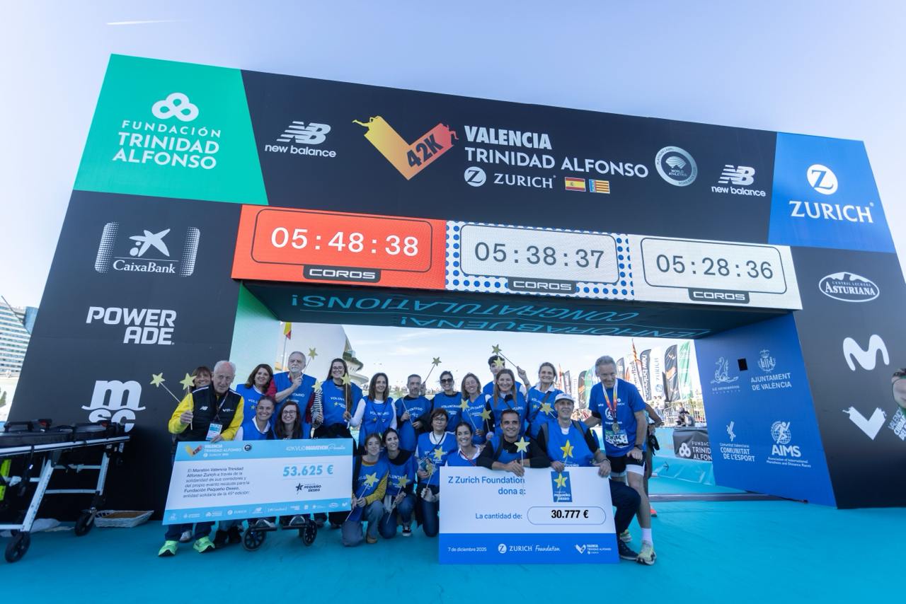Grupo de personas celebrando en la meta del Maratón de Valencia 2025