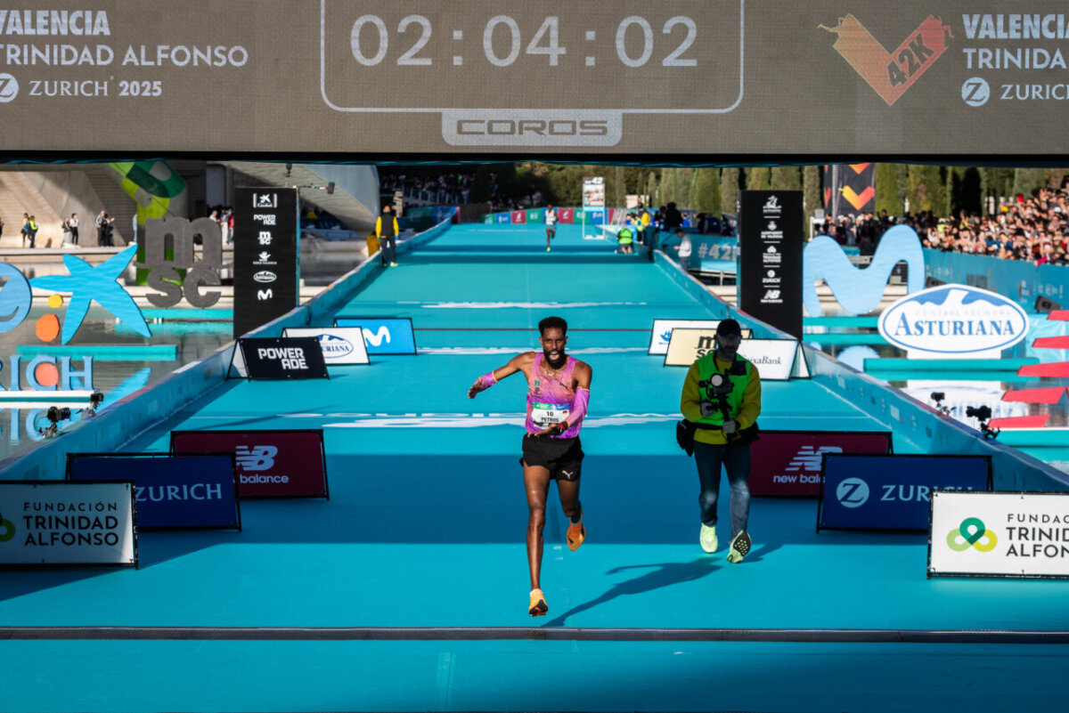 Atleta cruzando la meta en el Maratón Valencia 2025.
