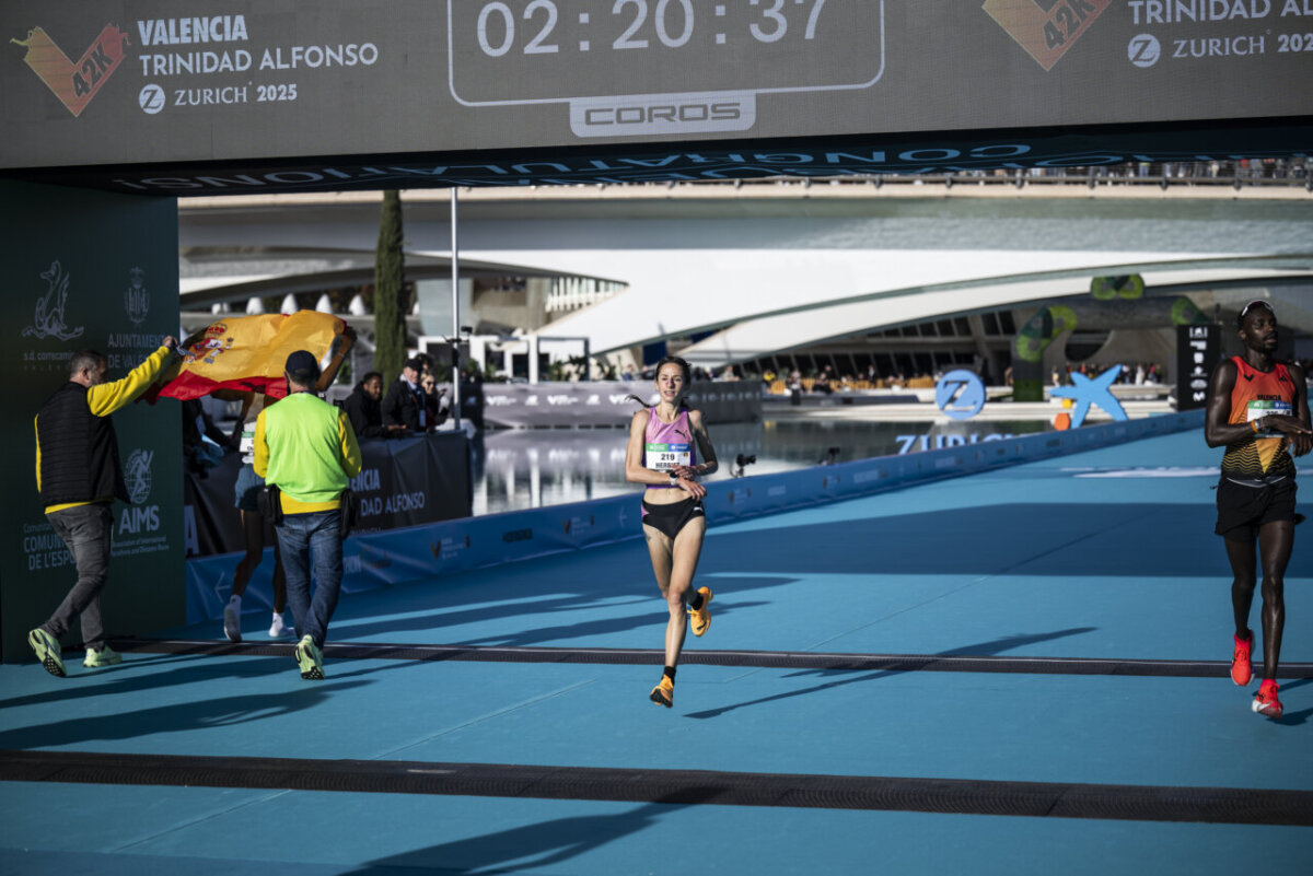 Atleta cruzando la meta en el Maratón Valencia 2025