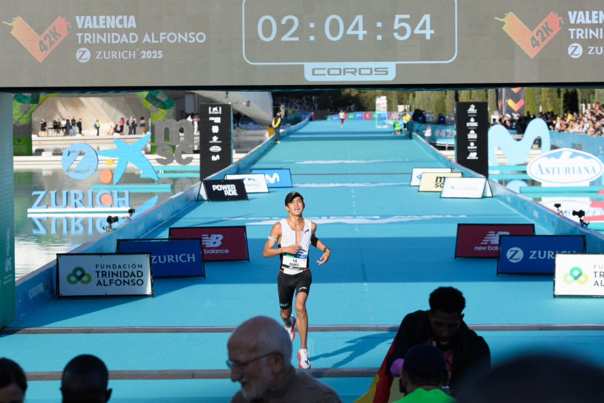 Atleta Suguru Osako cruzando la meta en el Maratón Valencia 2025.