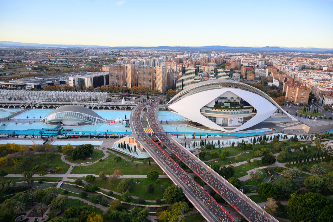 Vista aérea del Maratón de Valencia 2025 con corredores y la Ciudad de las Artes y las Ciencias.