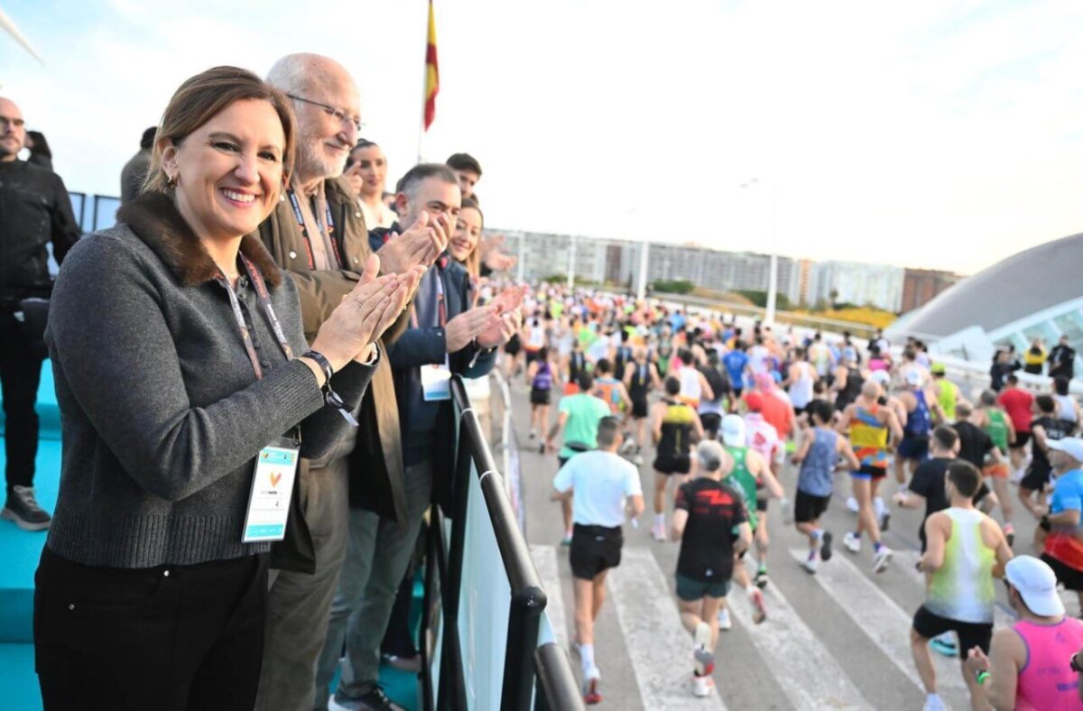 María José Catalá aplaudiendo en el Maratón de Valencia 2025.