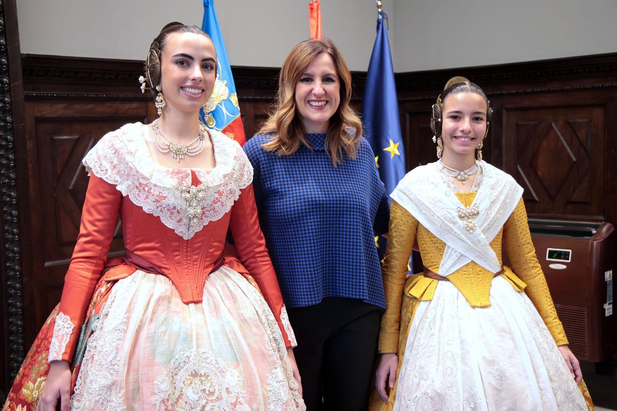 María José Catalá con representantes de la falla Convento Jerusalén-Matemático Marzal
