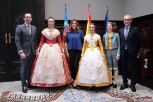 María José Catalá con representantes de la falla Convento Jerusalén-Matemático Marzal en Valencia