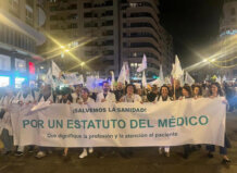 Médicos valencianos cierran la huelga manifestándose por el Estatuto propio: Médicos en manifestación por un Estatuto propio en Valencia