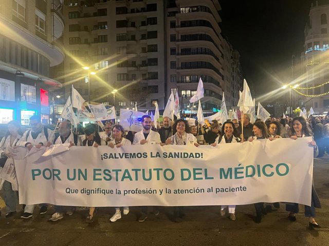 Médicos en manifestación por un Estatuto propio en Valencia