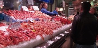 Puesto de mariscos en el Mercat Central de València durante Navidad