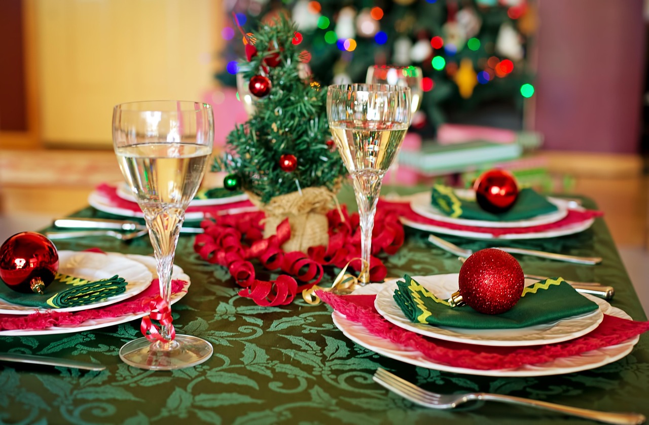 Mesa decorada para Navidad con copas y adornos festivos