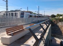 Vista del mirador de Metrovalencia con tren y bancos