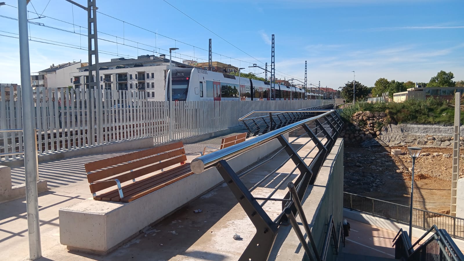 Vista del mirador de Metrovalencia con tren y bancos