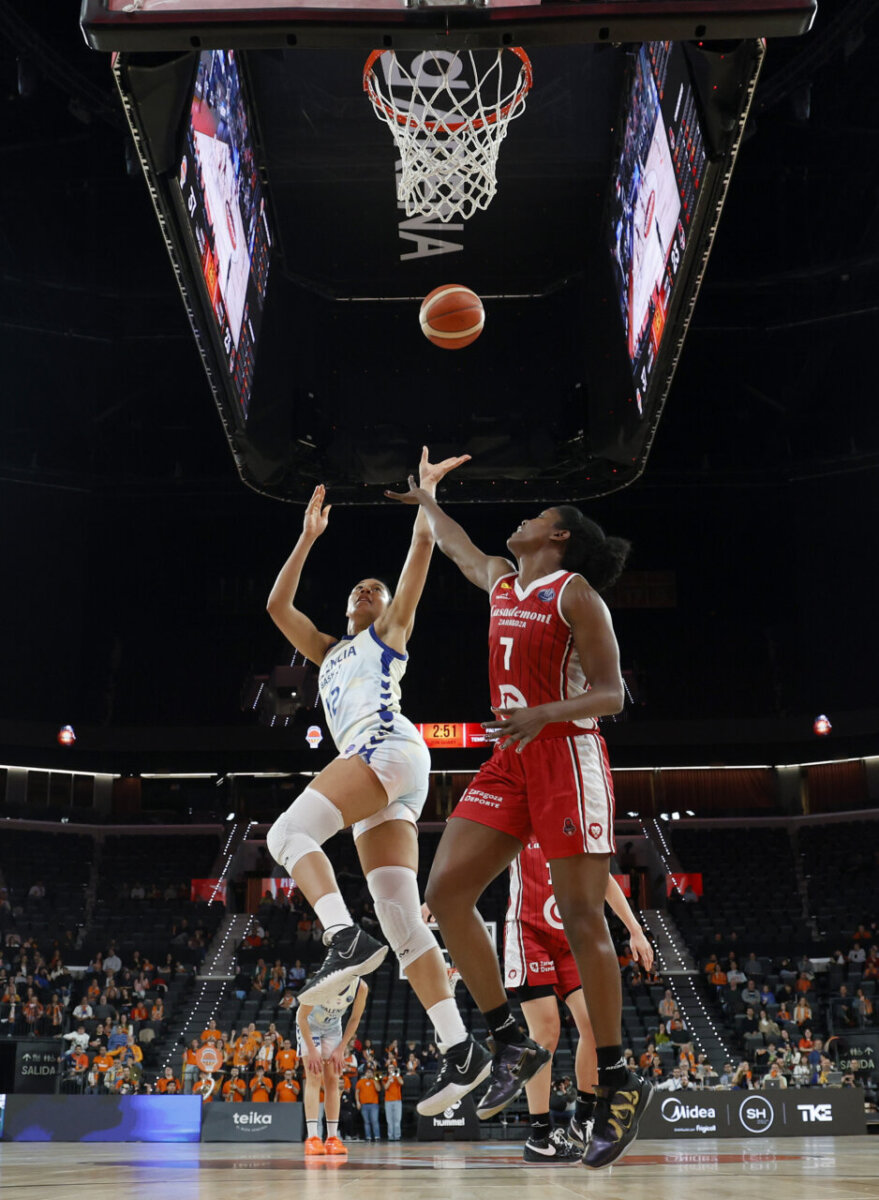 Jugadoras de Valencia Basket y Casademont Zaragoza en acción durante un partido