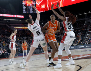 Jugadoras de Valencia Basket en acción durante un partido contra Casademont Zaragoza.