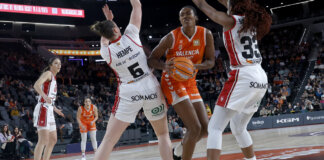 Jugadoras de Valencia Basket en acción durante un partido contra Casademont Zaragoza.