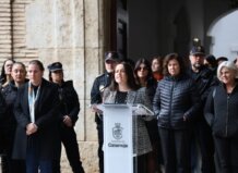 El Ayuntamiento de Catarroja celebra un minuto de silencio en repulsa a la violencia machista.