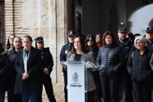 El Ayuntamiento de Catarroja celebra un minuto de silencio en repulsa a la violencia machista.