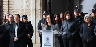 El Ayuntamiento de Catarroja celebra un minuto de silencio en repulsa a la violencia machista.