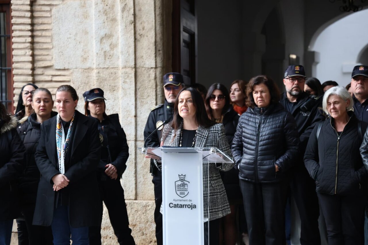 El Ayuntamiento de Catarroja celebra un minuto de silencio en repulsa a la violencia machista.