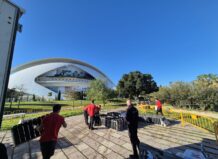 Trabajadores montando el castillo de fuegos artificiales en Valencia