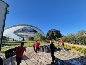 Trabajadores montando el castillo de fuegos artificiales en Valencia