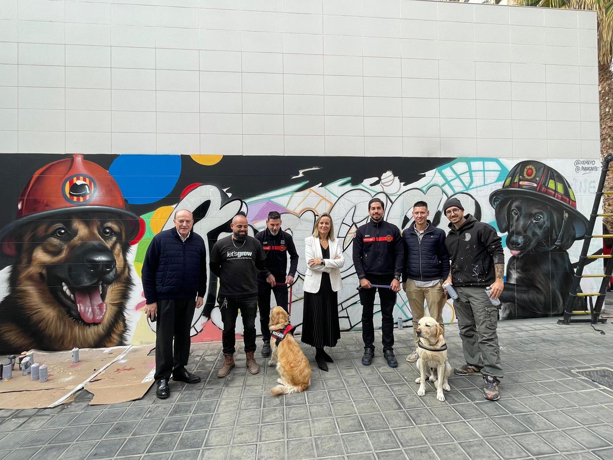 Mural homenaje a los perros de rescate de Bomberos de Valencia